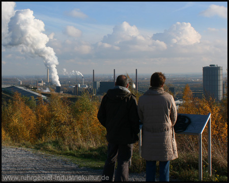 Ausblick vom Rande des Plateaus auf die benachbarte Kokerei