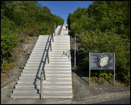 Diretissima: Treppe auf die Halde Beckstraße in Bottrop