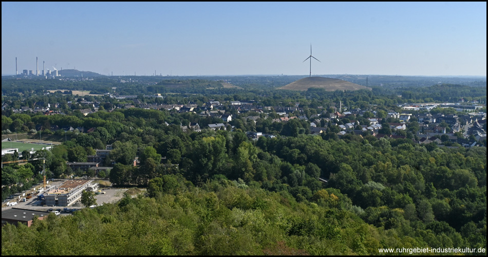 Blick vom Tetraeder auf die Mottbruchhalde mit Windrad (mittig) und die Halde Oberscholven (links)