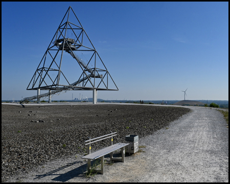 Tetraeder und Sitzbank