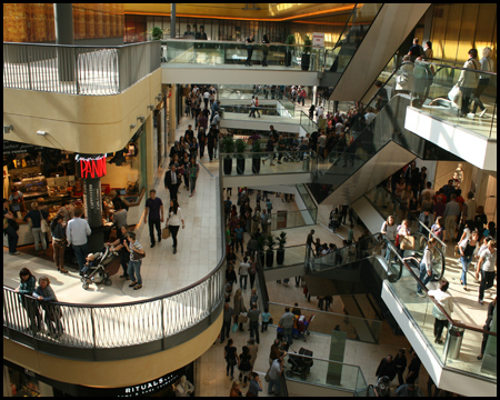 Modernes, offenes Einkaufszentrum auf drei Etagen