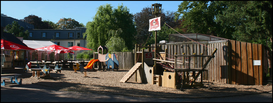 Spielplatz und Sitzgelegenheiten nahe der Vogelvolieren