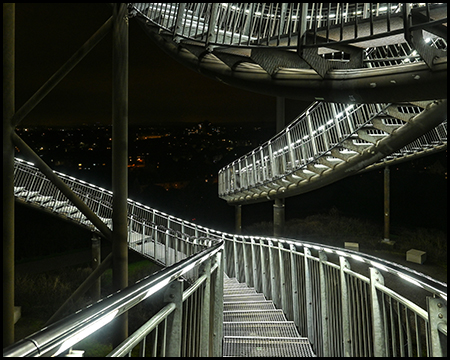 Beleuchtete Treppen und Geländer der Achterbahn