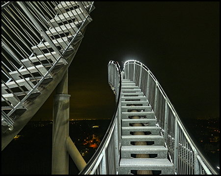 Beleuchtete Treppen und Geländer der Achterbahn
