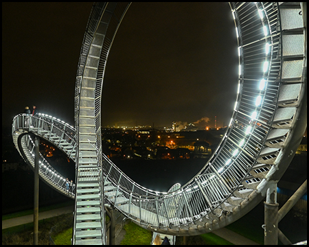 Looping von Tiger und Turtle in der Nacht