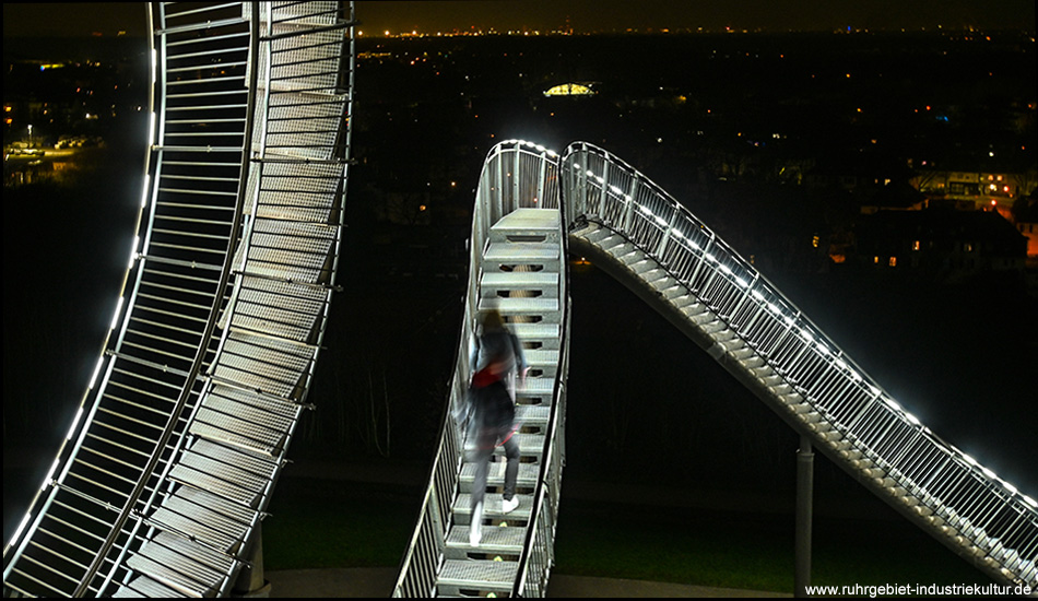 Treppen und Looping der begehbaren Achterbahn Tiger & Turtle