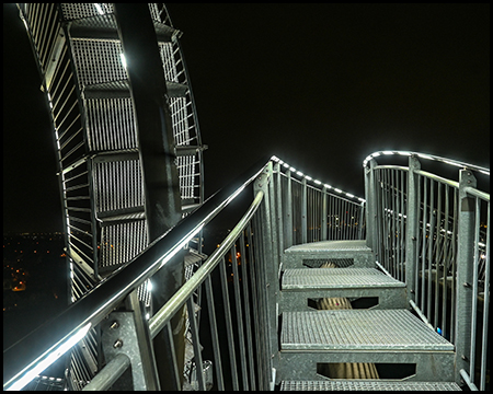 Treppen und Geländer der Achterbahn Tiger & Turtle im Angerpark