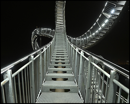 Treppen und Geländer der Achterbahn Tiger & Turtle im Angerpark