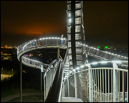 Teile der begehbaren Achterbahn im Angerpark