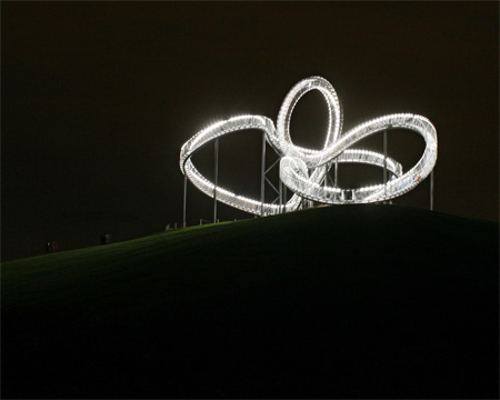 Die Landmarke beleuchtet auch die Spitze der Anhöhe