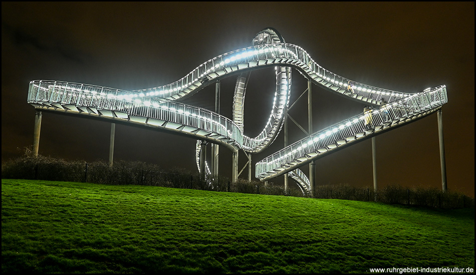 Achterbahn "Tiger und Turtle" von der Seite gesehen