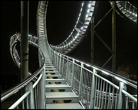Treppen der begehbaren Achterbahn gehen in einen Looping über