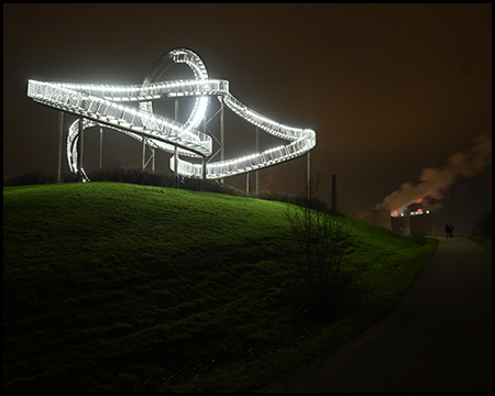 Tiger und Turtle Skulptur auf dem Berg mit Beleuchtung