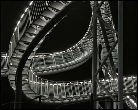 Tiger&Turtle bei Nacht