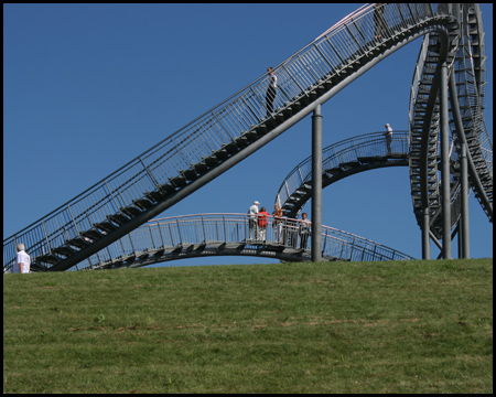 Die "Fahrbahn" der Achterbahn stellt eine lange Treppe dar