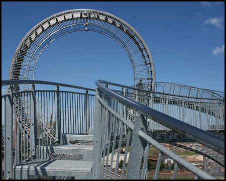 Blick auf den Looping, den höchsten Punkt der Achterbahn