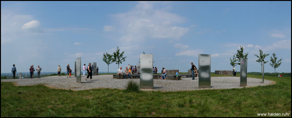 Panorama vom Plateau auf dem Tippelsberg mit Stehlen und dem Gipfelkreuz