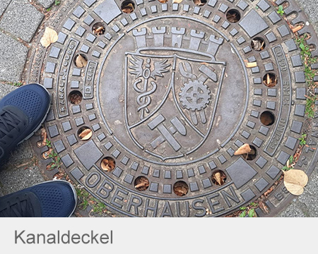 Ein Symbolbild mit einem Kanaldeckel