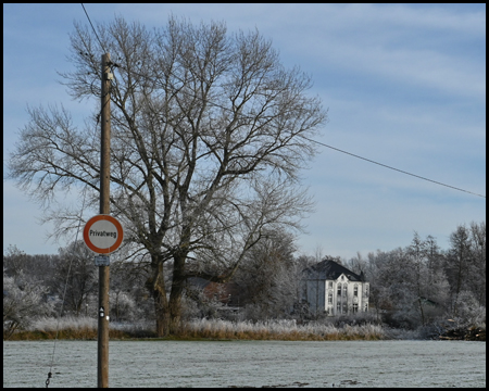 Hofgut in der Uelzener Heide in Unna in einem Feld mit großem Baum und Privatweg-Schild