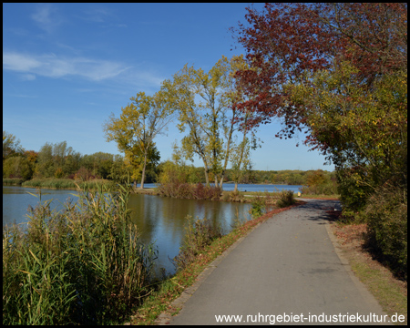 Damm zwischen großem See und Flachwasserzone