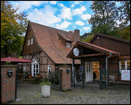 Ein Hofcafé in einem Backstein-Fachwerkhaus