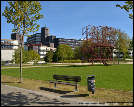 Aussichtsgerüst vor Gebäuden der Universität Duisburg-Essen