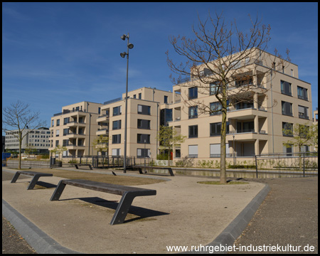 Promenade mit Sitzgelegenheiten im Univiertel Essen