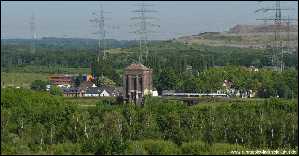 Blick auf den Malakowturm auf dem Schacht I der Zeche Unser Fritz in Herne von der Halde Pluto