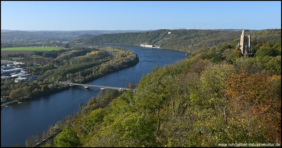 Ausblick von der Aussichtsplattform auf dem Vincke-Turm auf den Hengsteysee und das Kaiser-Wilhelm-Denkmal