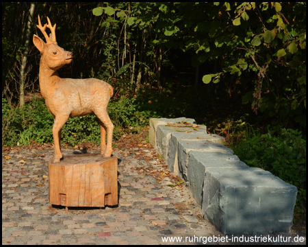 Das Ende des Weges markiert ein Rehkitz aus Holz