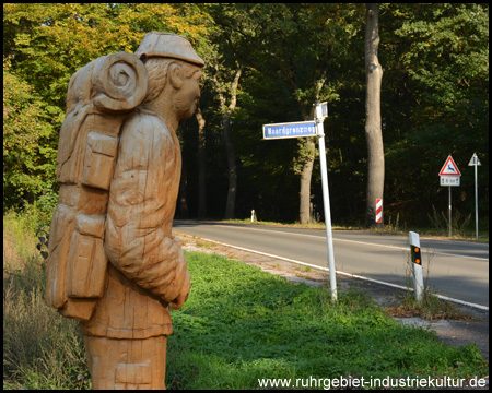 Wanderer-Skulptur und Straßenschild "Haardgrenzweg"