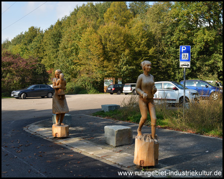 Die Figuren flankieren die Zufahrt zum Wanderparkplatz