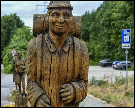 Ein Mann aus Holz mit Rucksack