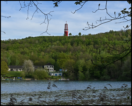 See mit der Halde Rheinpreußen im Hintergrund. Oben ist das rote Geleucht zu sehen