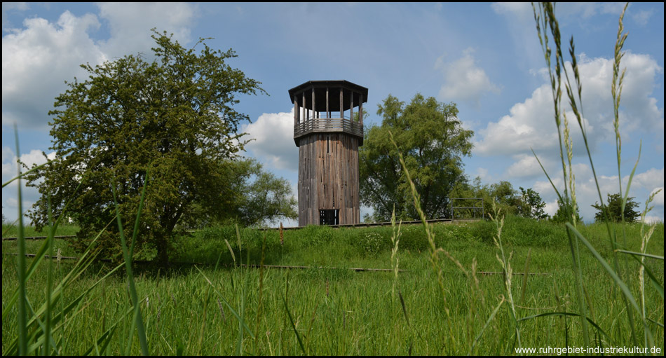 EMSCHERKUNST.2010: "Walkway and Tower" von Tadashi Kawamata – ein hölzerner Aussichtsturm mit Alterserscheinungen