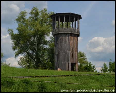 Über dem Turm ziehen Wolken auf