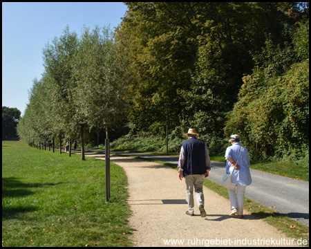 Erster Teil des Wandelweges mit getrenntem Rad- und Fußweg