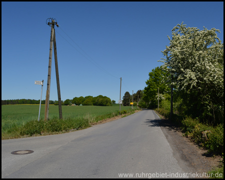 Straße Thabrauck am Ortsausgang, links geht es in die "Bredde"