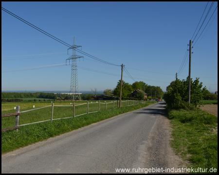 Straße mit Ausblicken nach Unna und Dortmund