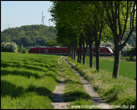 Blick zum Bahnübergang der Hönnetal-Bahn