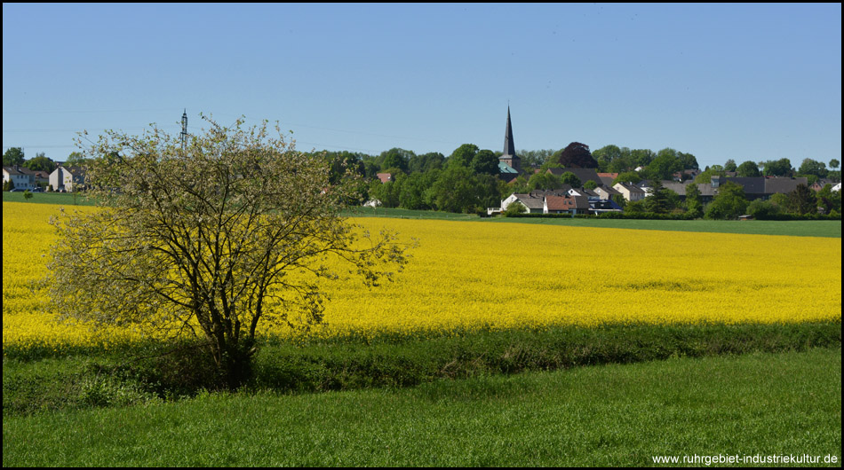 Schöner Blick von einer Rastbank an den Steinbrüchen auf den Ort Frömern, den wir immer nur aus der Ferne sehen