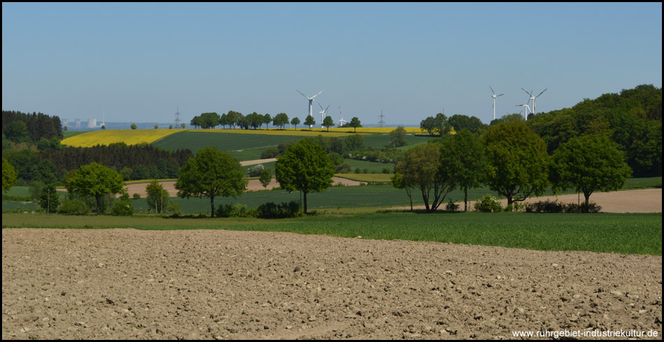 Blick über den Grat des Haarstrangs zum Kraftwerk in Werne-Stockum, rechts Windräder von Ostbüren