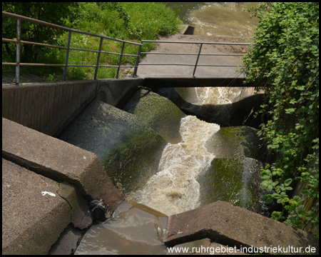 Einlauf von Schmutzwasser in einen Fluss