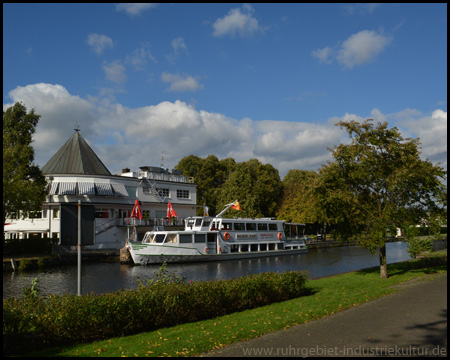 Wasserbahnhof mit Schiff "Mülheim a.d. Ruhr"