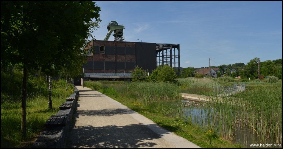 Wassergarten und Förderturm des alten Bergwerks Grube Reden