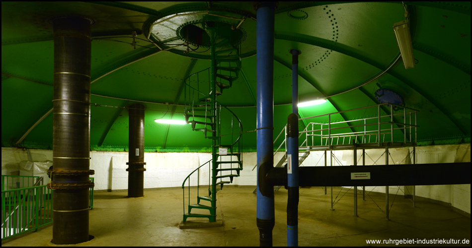 Der große Wasserbehälter des westlichen Wasserturms mit Zu- und Ableitungen und der Treppe ins schwarze Loch