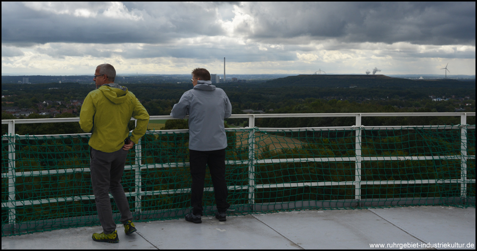 Nach Süden ergibt sich ein guter Blick auf die Halde Hoheward mit dem Horizontobservatorium