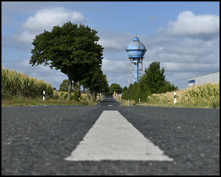 Straße aus der Froschperspektive gesehen mit Wasserturm