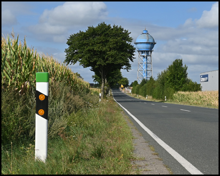 Wasserturm an einer Landstraße