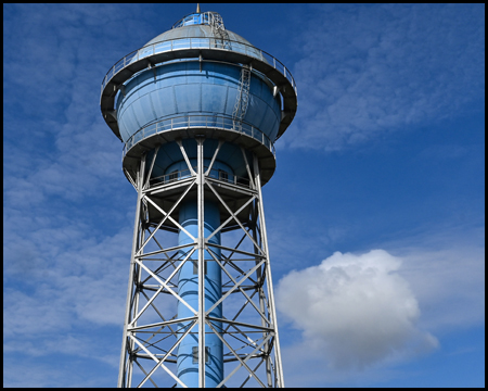 Blauer Kugelspeicher eines blauen Wasserturms